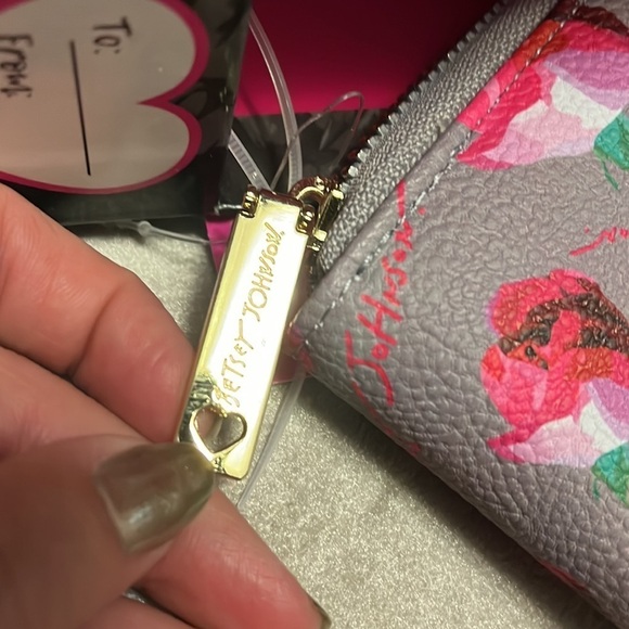 Betsey Johnson boxed wallet in gray with pink floral design - Picture 7 of 9